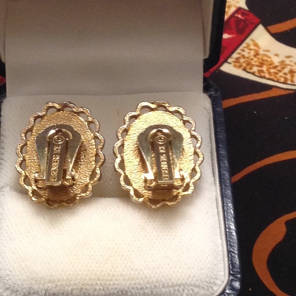 Vintage Eisenberg ice gold tone porcelain cameo clips - Picture 3 of 4